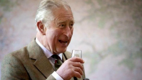 Regele Charles al III-lea are o băutură alcoolică preferată. Ce bea în fiecare seară, înainte de cină